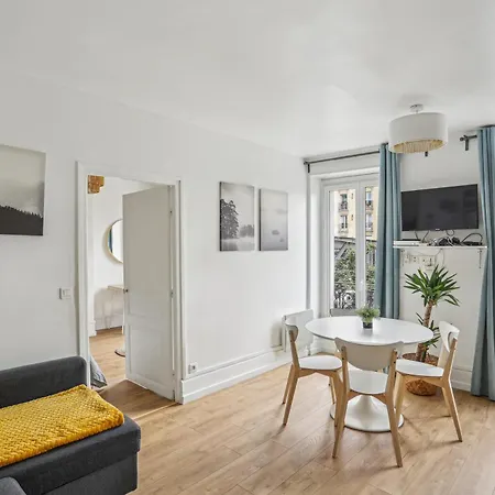 Eiffel Tower Is A 10 Minute Walk Away! Apartment Paris