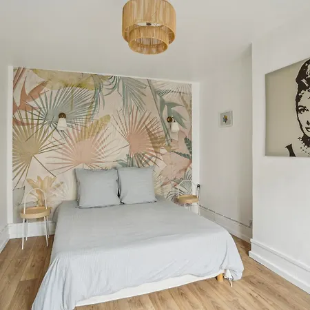 Eiffel Tower Is A 10 Minute Walk Away! Apartment