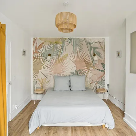 Eiffel Tower Is A 10 Minute Walk Away! Apartment