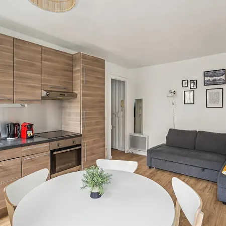 Eiffel Tower Is A 10 Minute Walk Away! Apartment Paris