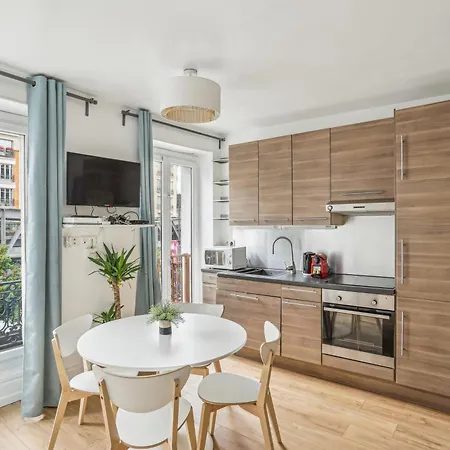 Apartment Eiffel Tower Is A 10 Minute Walk Away! Paris
